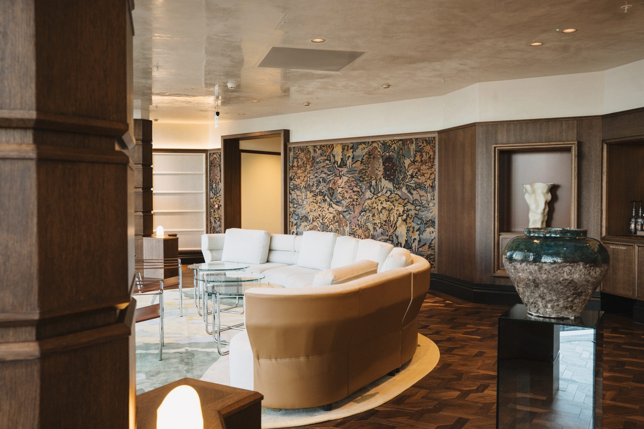 Premium coworking space in London that uses Artus Air to cool and heat the building. Beautiful aesthetics.